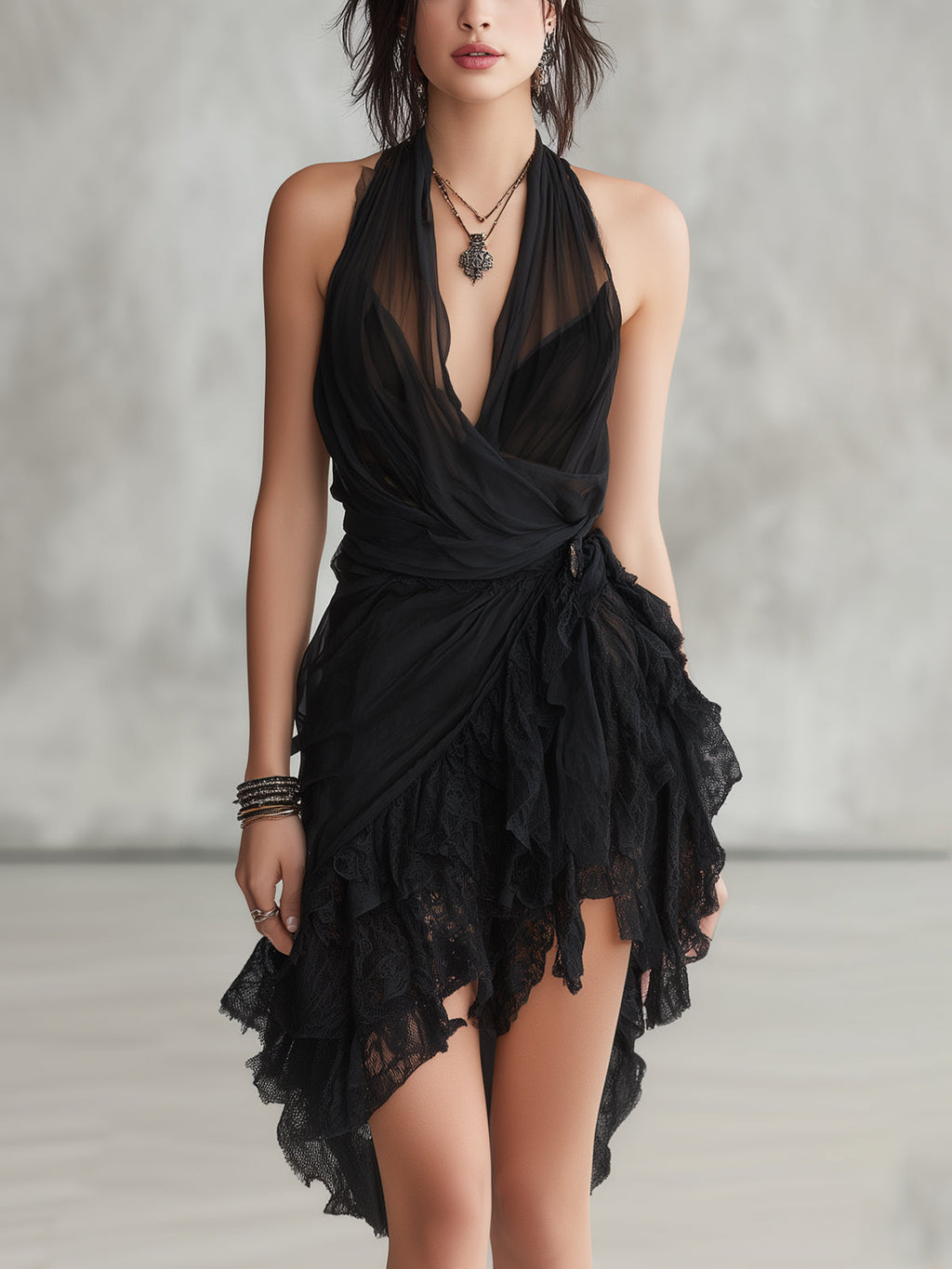 Vestido Corto Negro con Escote Halter de Encaje y Volantes