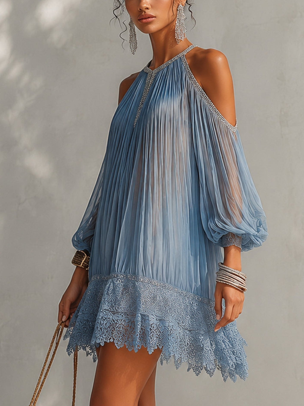Vestido Corto Azul con Hombros Descubiertos y Dobladillo de Encaje