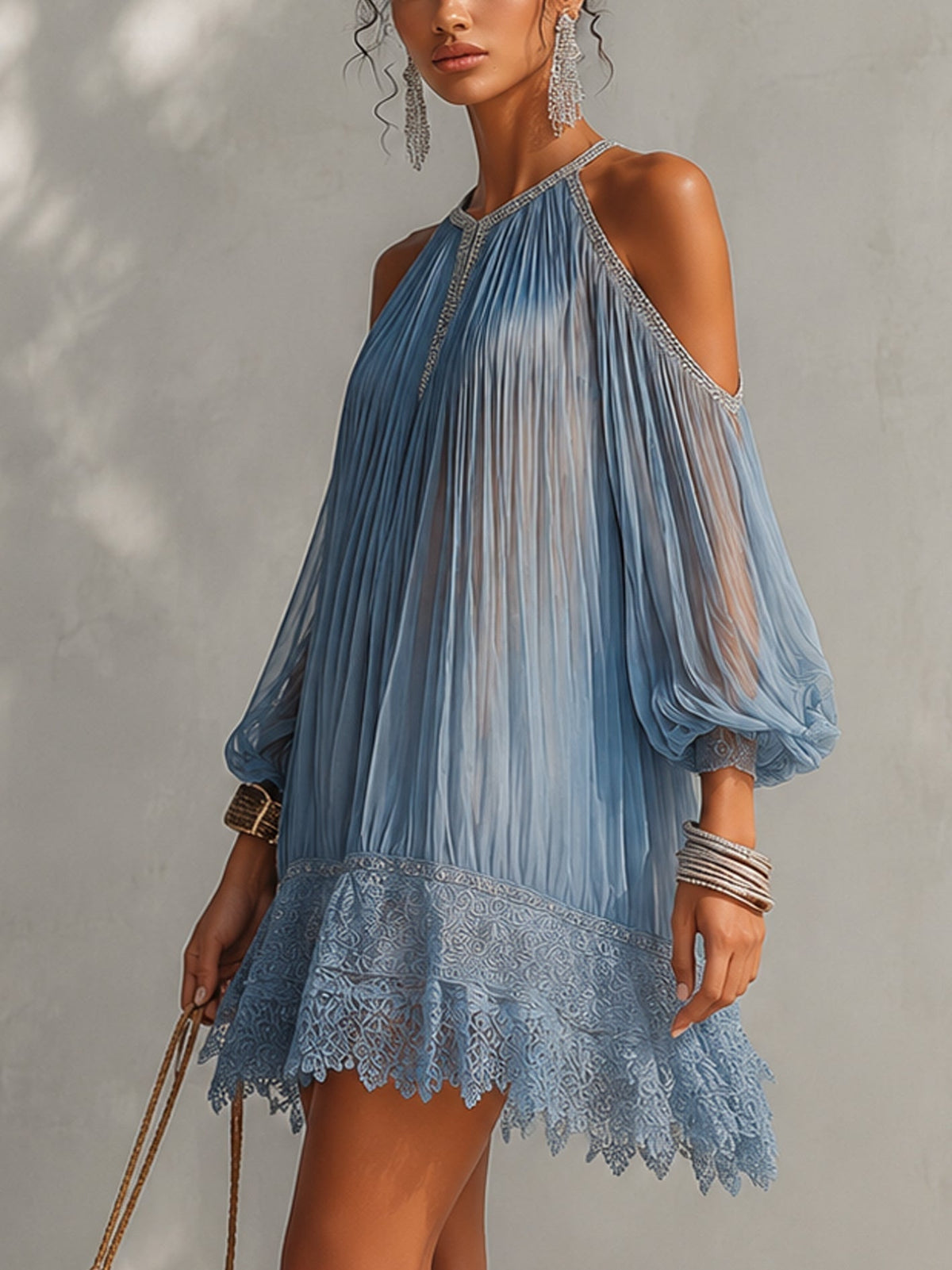 Vestido Corto Azul con Hombros Descubiertos y Dobladillo de Encaje