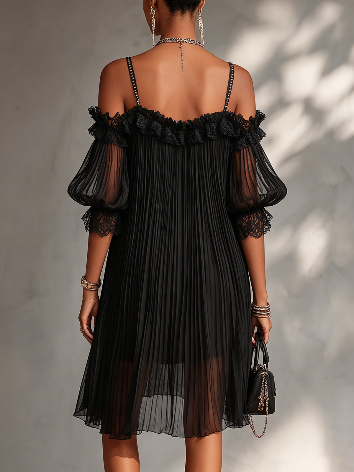 Vestido Corto Negro con Hombros Descubiertos y Bordes de Encaje