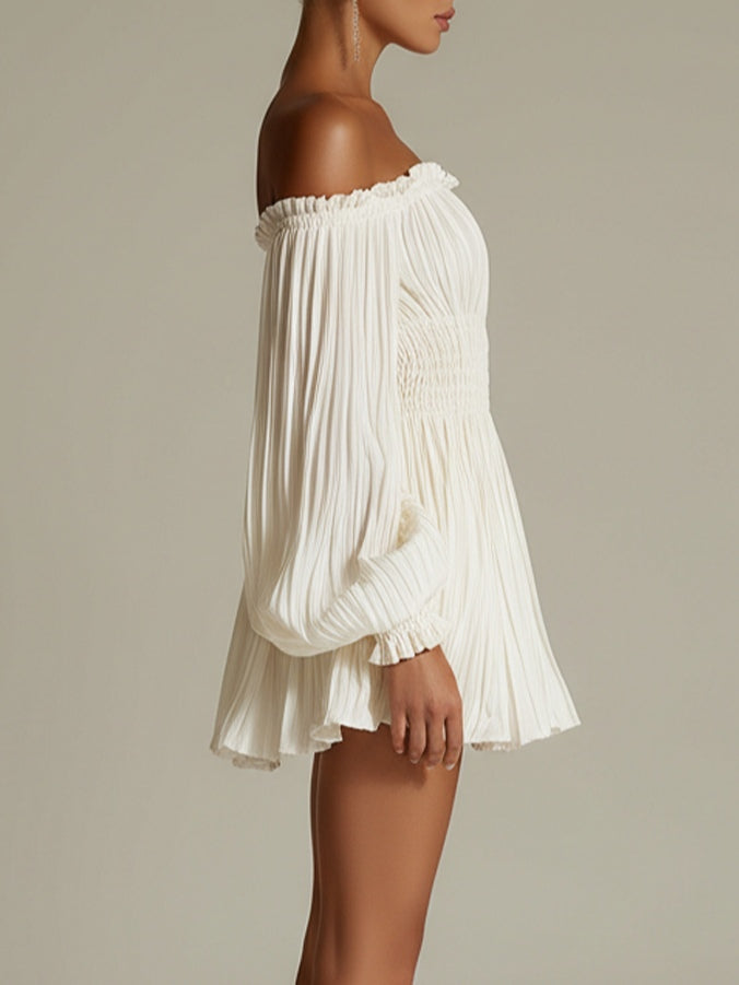 Vestido corto blanco con hombros al descubierto y fruncido en la cintura