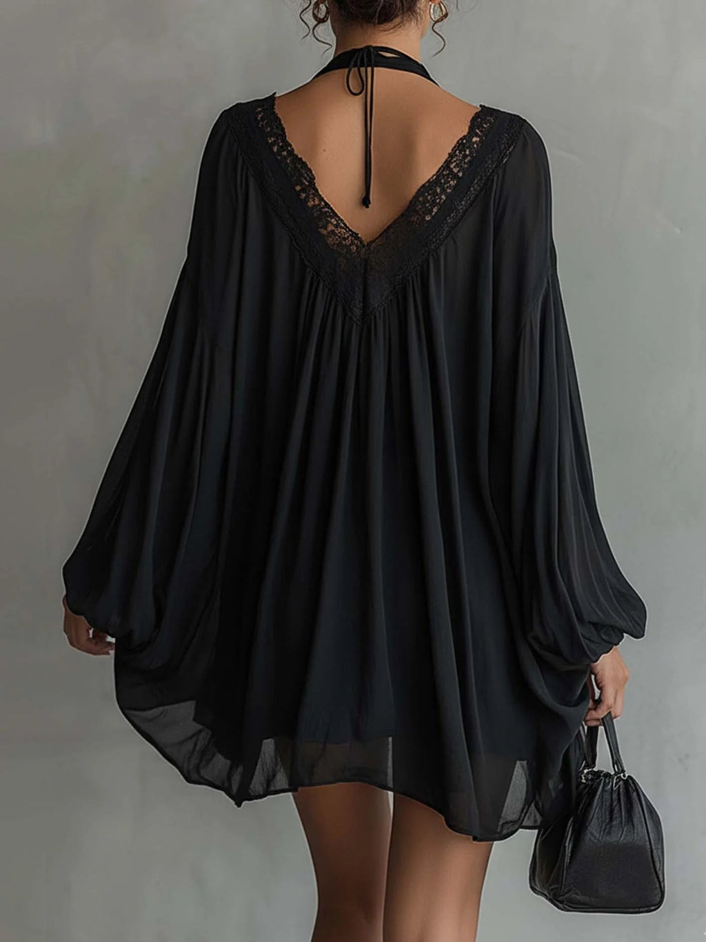 Vestido Corto de Chifón Negro con Cuello de Encaje