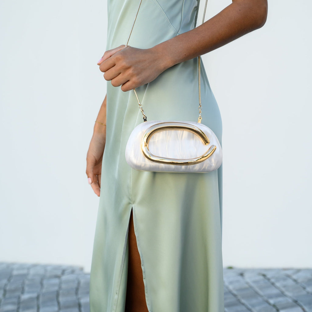 Elena – Bolso estructurado con detalle metálico