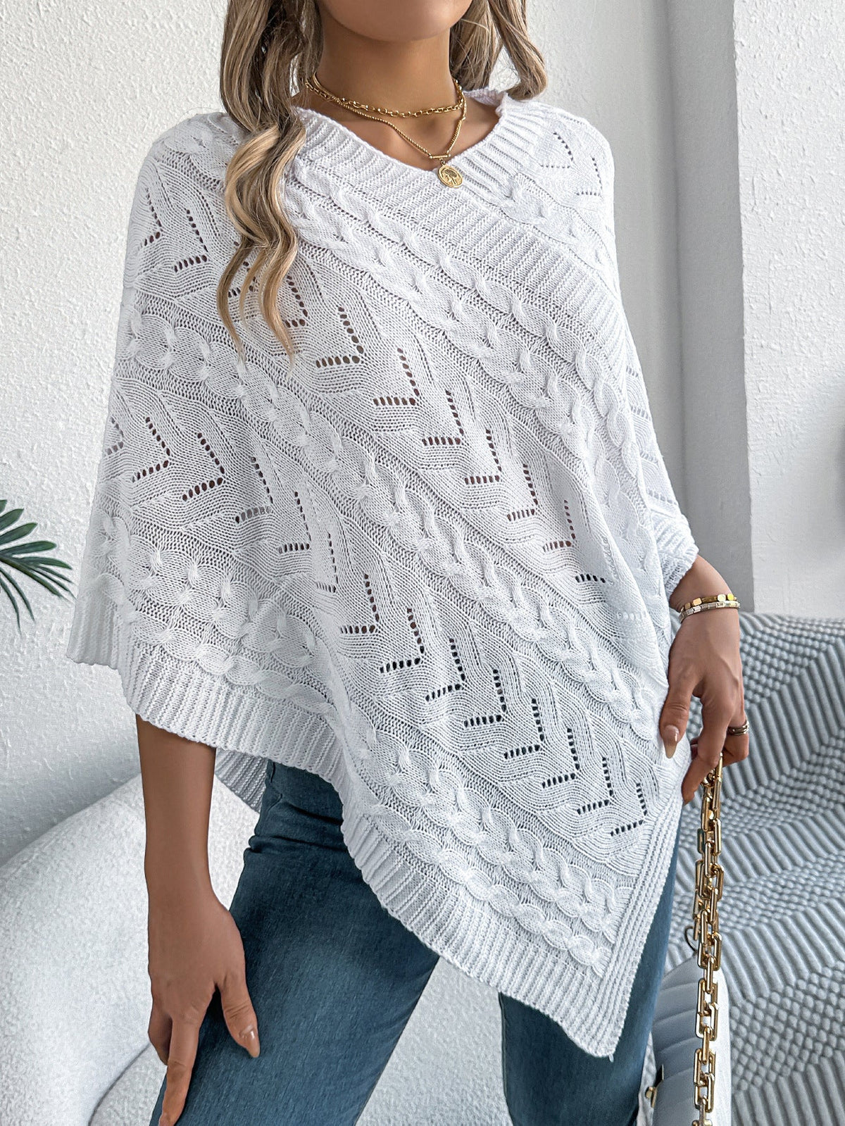 Poncho-Capa de Punto Trenzado con Cuello en V Calado