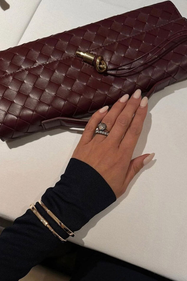 Clutch Melanie con Detalle de Nudo Dorado