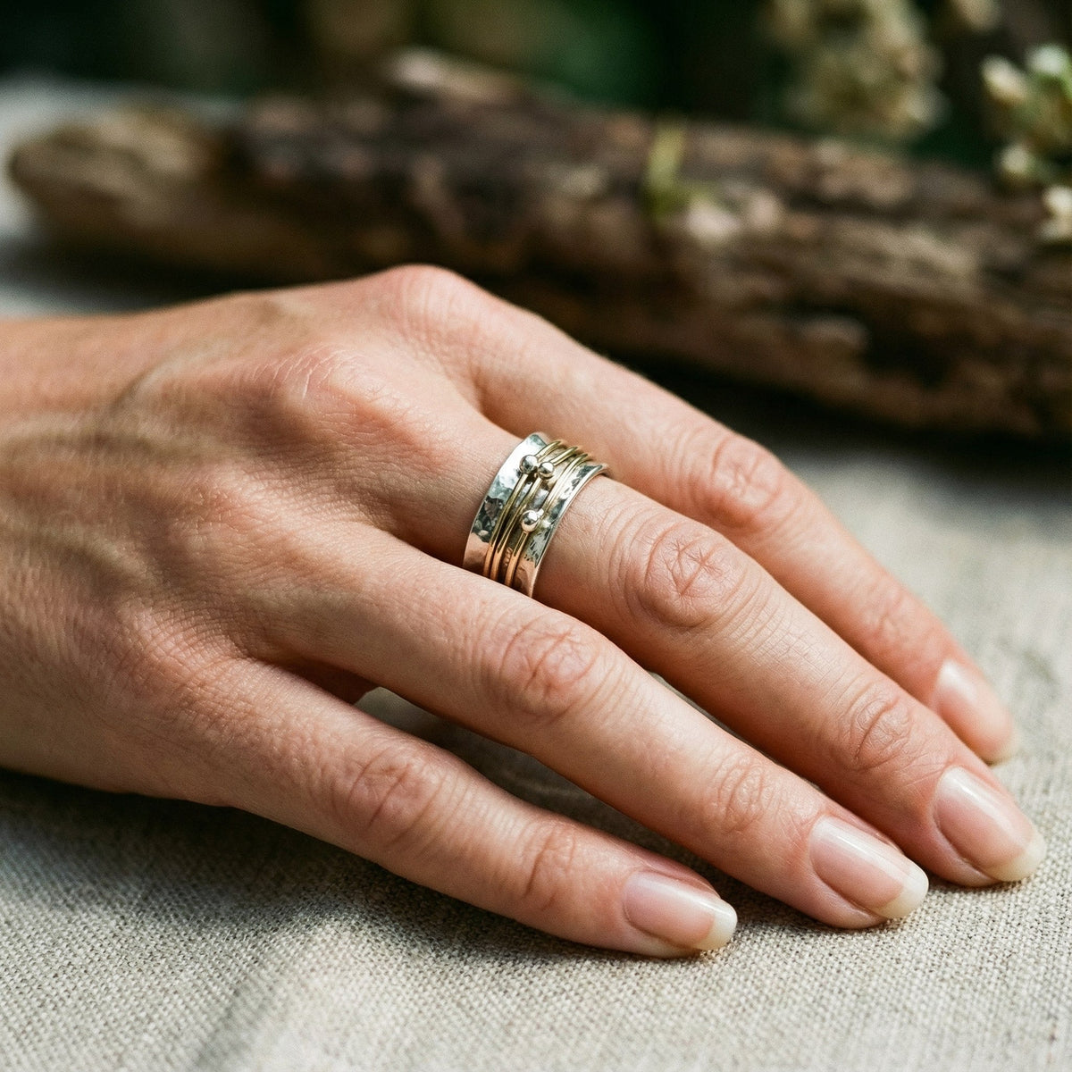 Anillo vintage de oro con circón