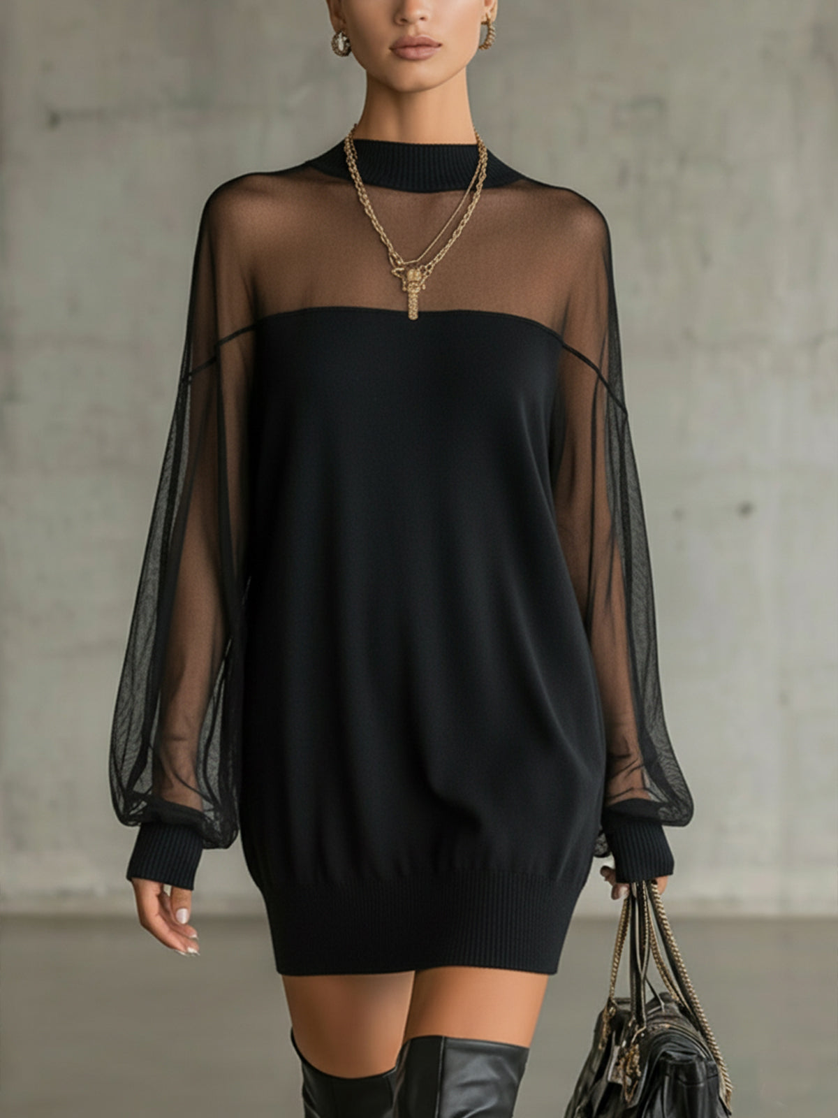 Vestido Corto con Mangas de Red Transparente y Cuello Alto