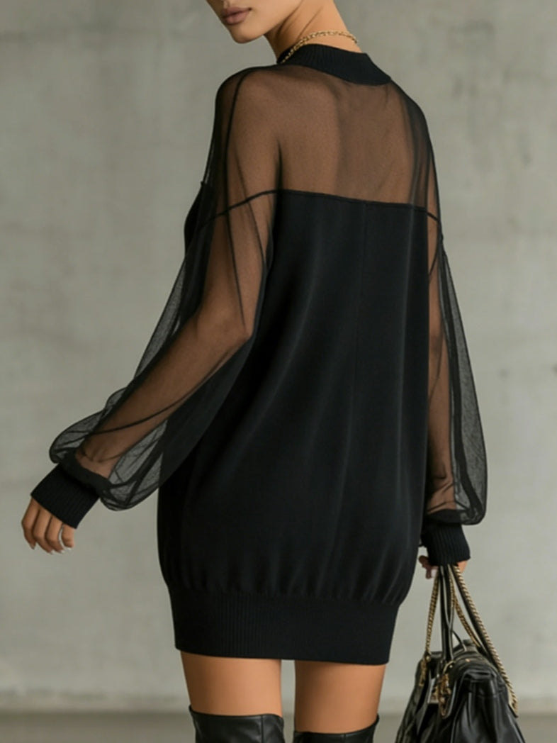 Vestido Corto con Mangas de Red Transparente y Cuello Alto