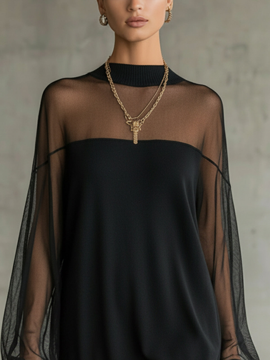 Vestido Corto con Mangas de Red Transparente y Cuello Alto