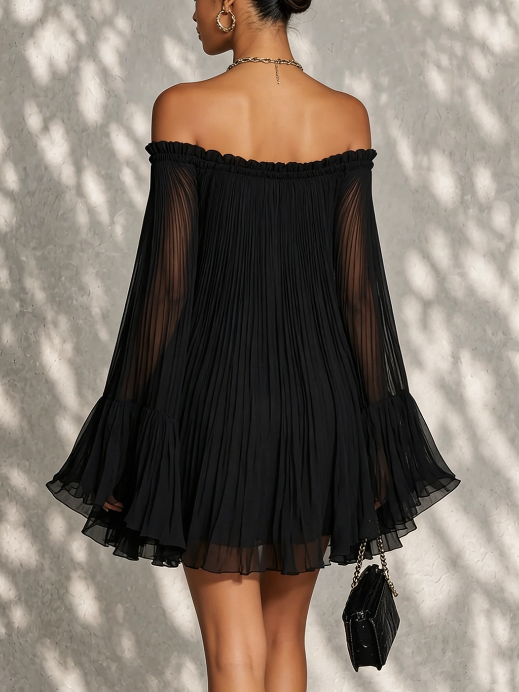 Vestido Corto Negro con Mangas de Campana y Volantes