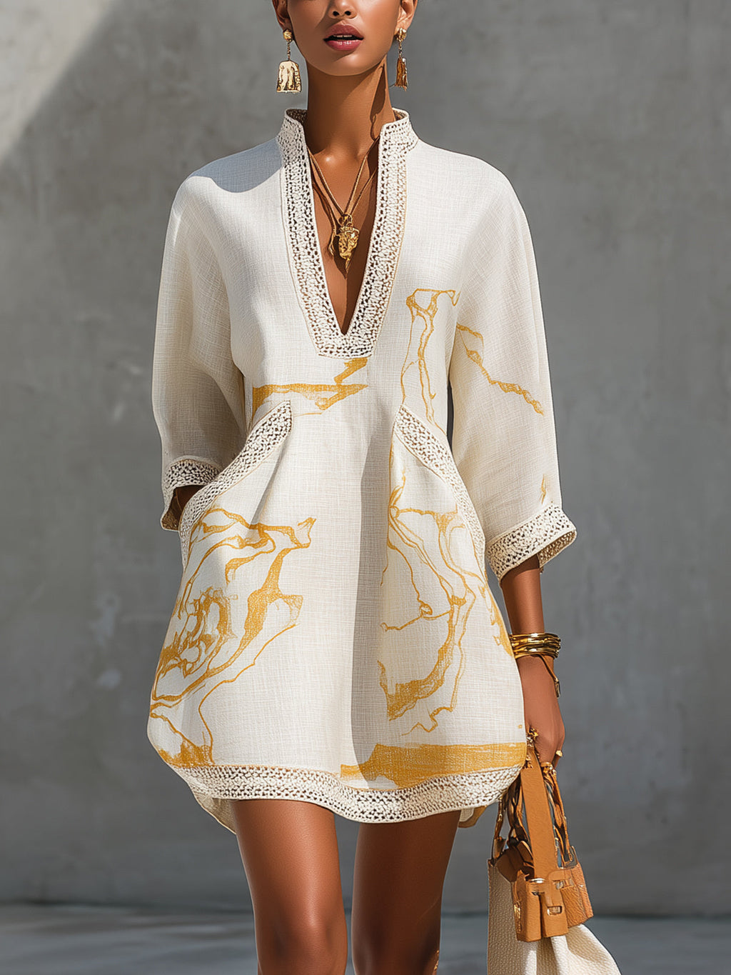 Aliénor | Minivestido de encaje de croché marfil con motivos dorados y escote en V