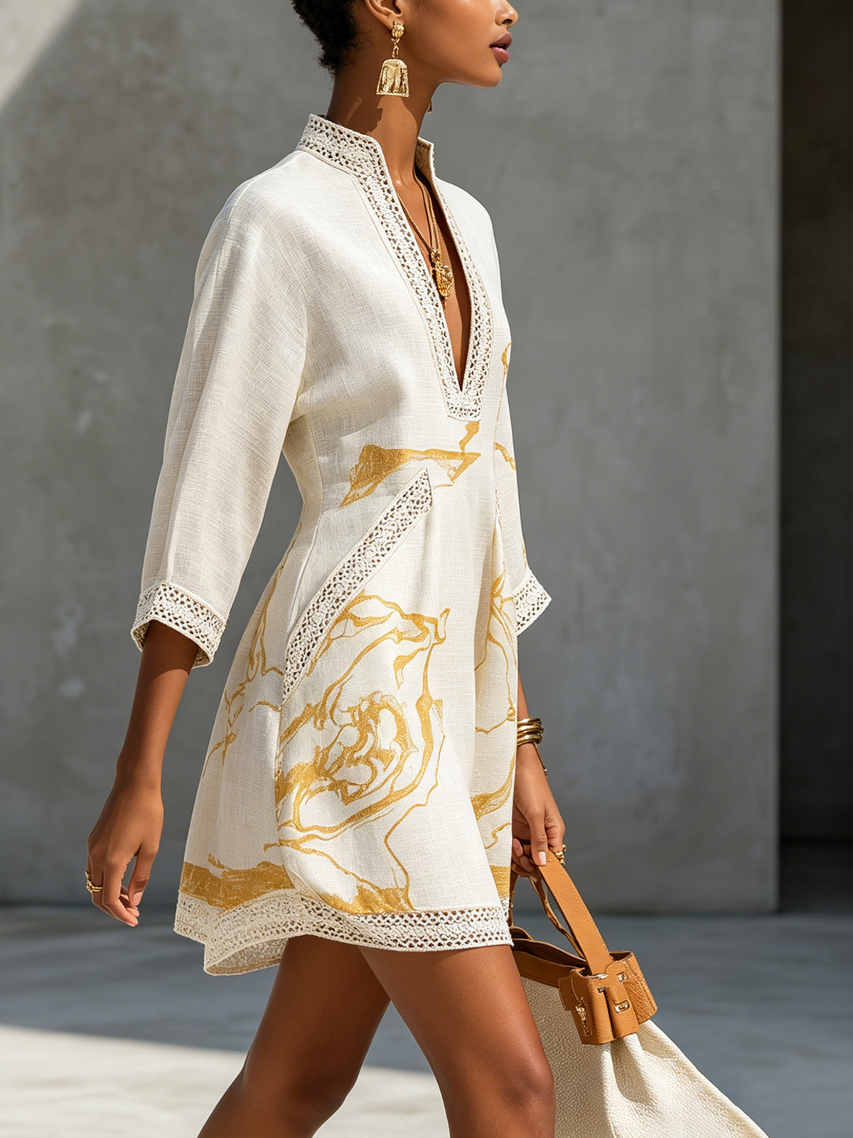 Aliénor | Minivestido de encaje de croché marfil con motivos dorados y escote en V