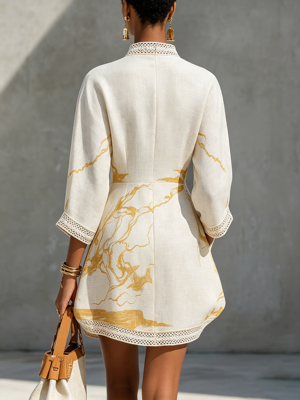 Aliénor | Minivestido de encaje de croché marfil con motivos dorados y escote en V