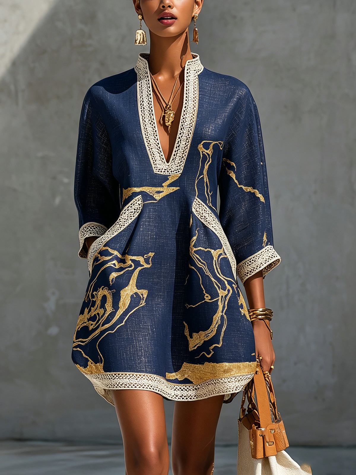Vestido Corto en V con Estampado Oro Marina