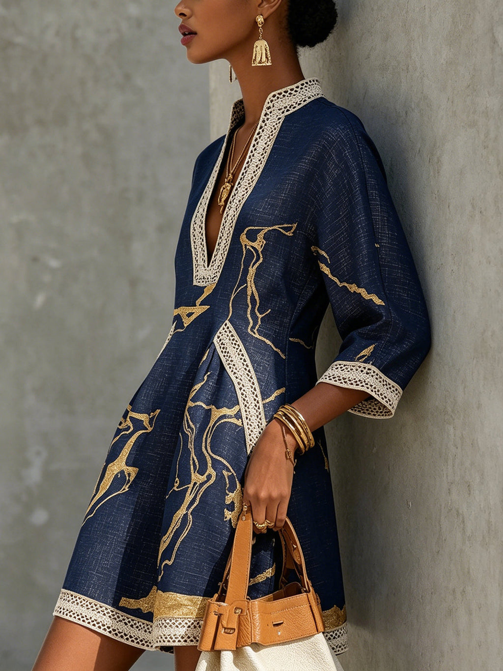 Vestido Corto en V con Estampado Oro Marina