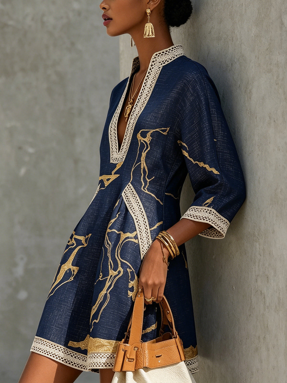 Vestido Corto en V con Estampado Oro Marina