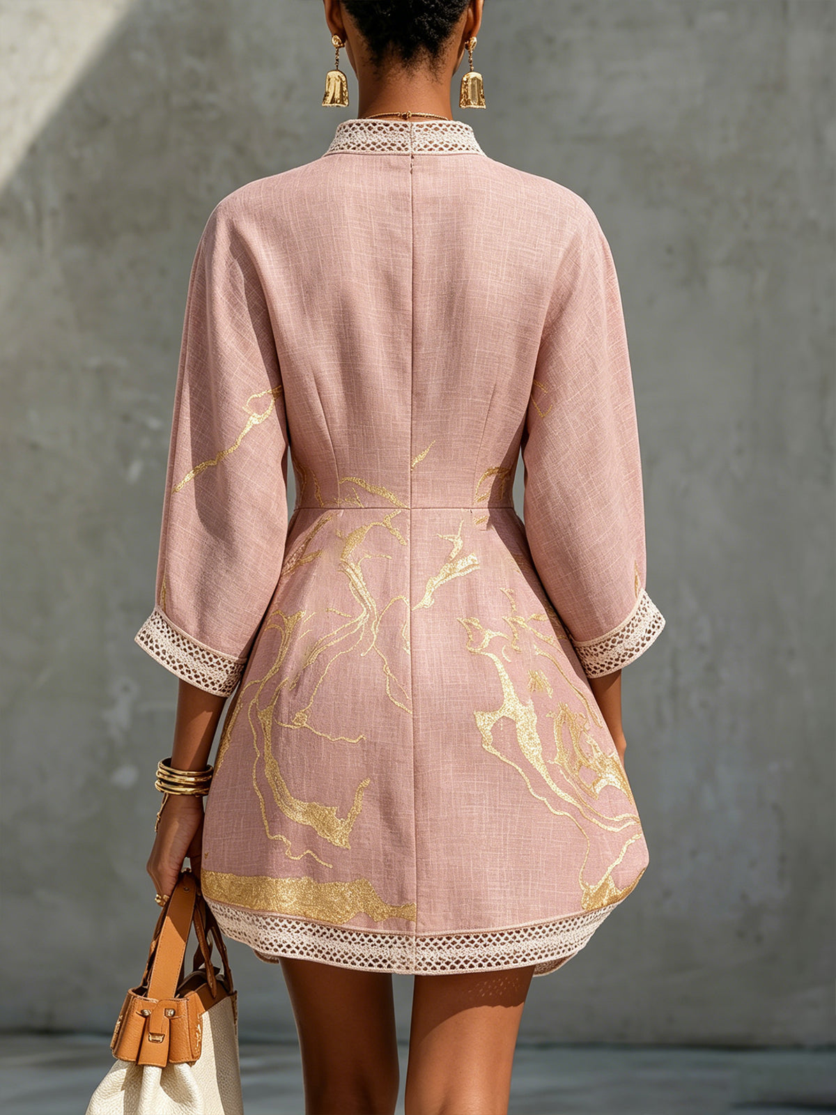 Vestido Corto en V con Oro Rosa Estampado