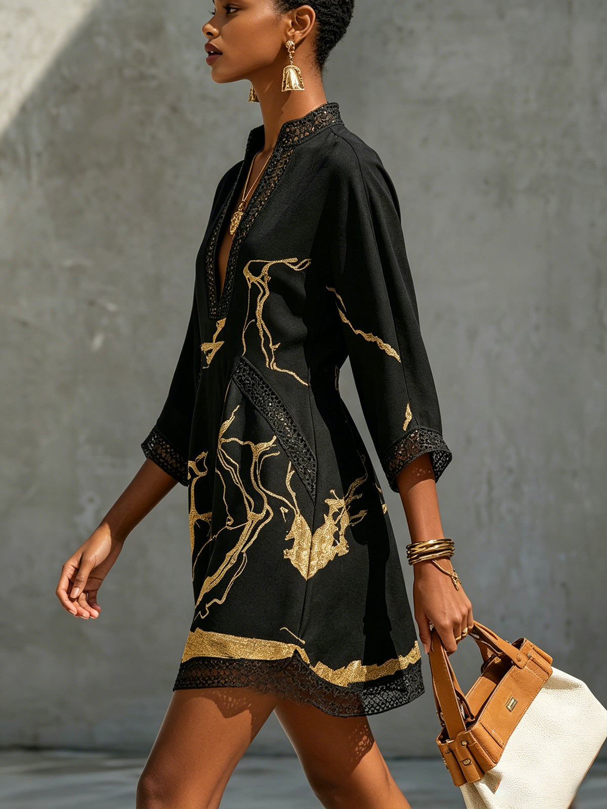 Vestido Corto en V impreso en Oro Negro