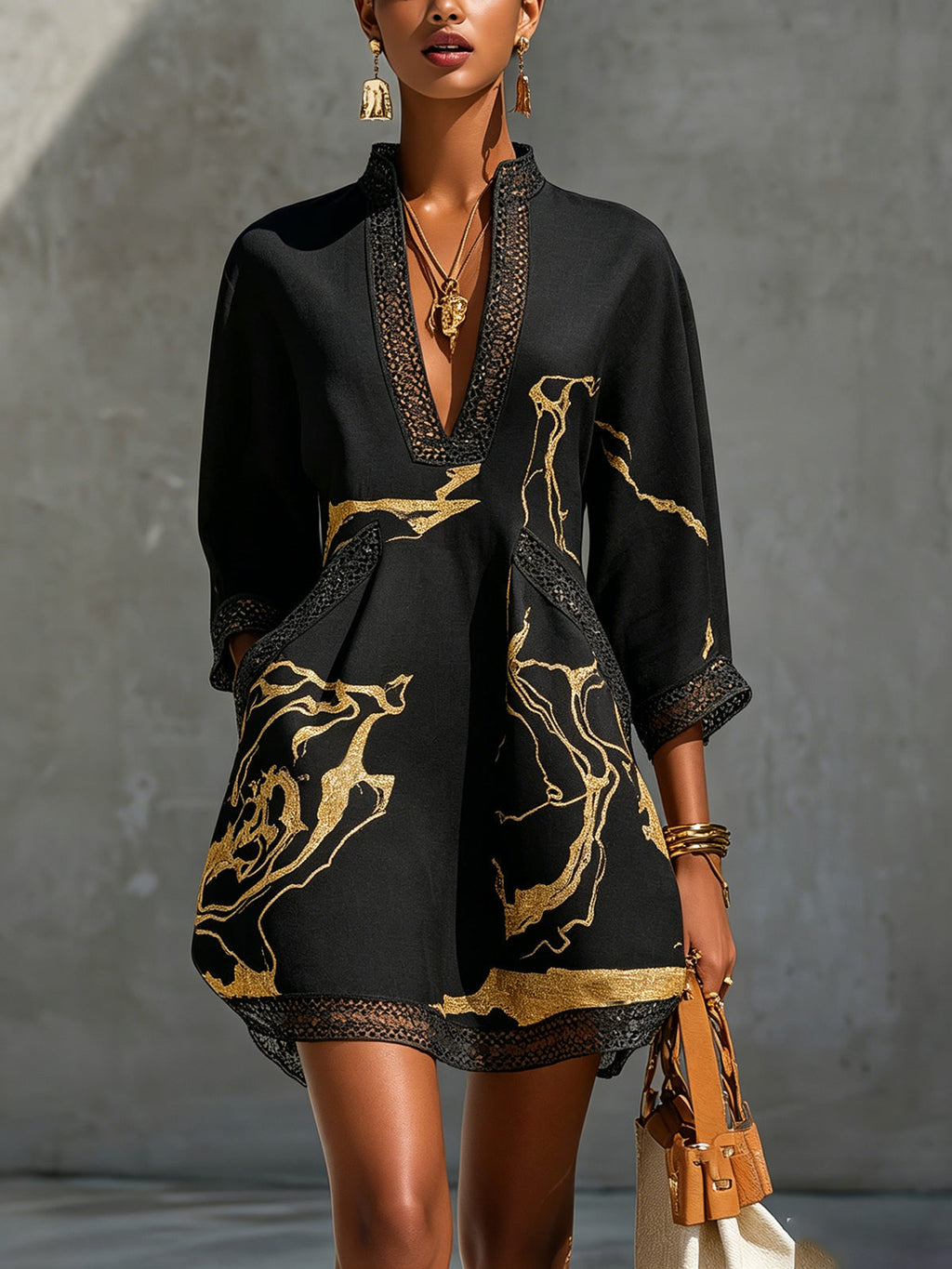 Vestido Corto en V impreso en Oro Negro
