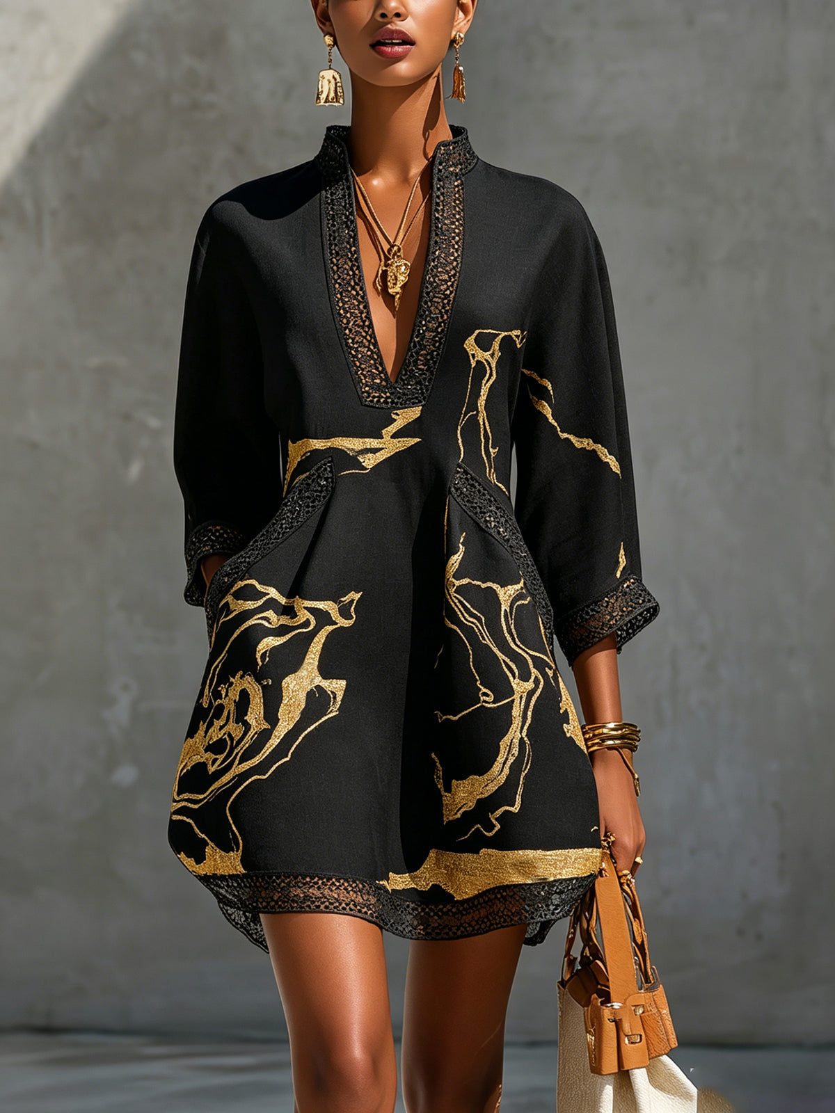 Vestido Corto en V impreso en Oro Negro