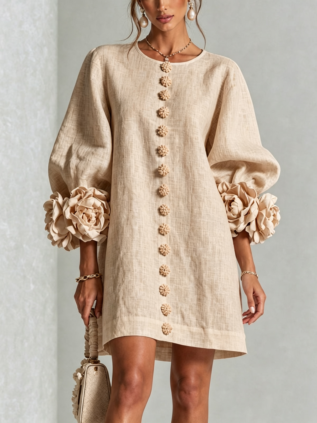 Vestido mini blanco con flores y mangas llamativas