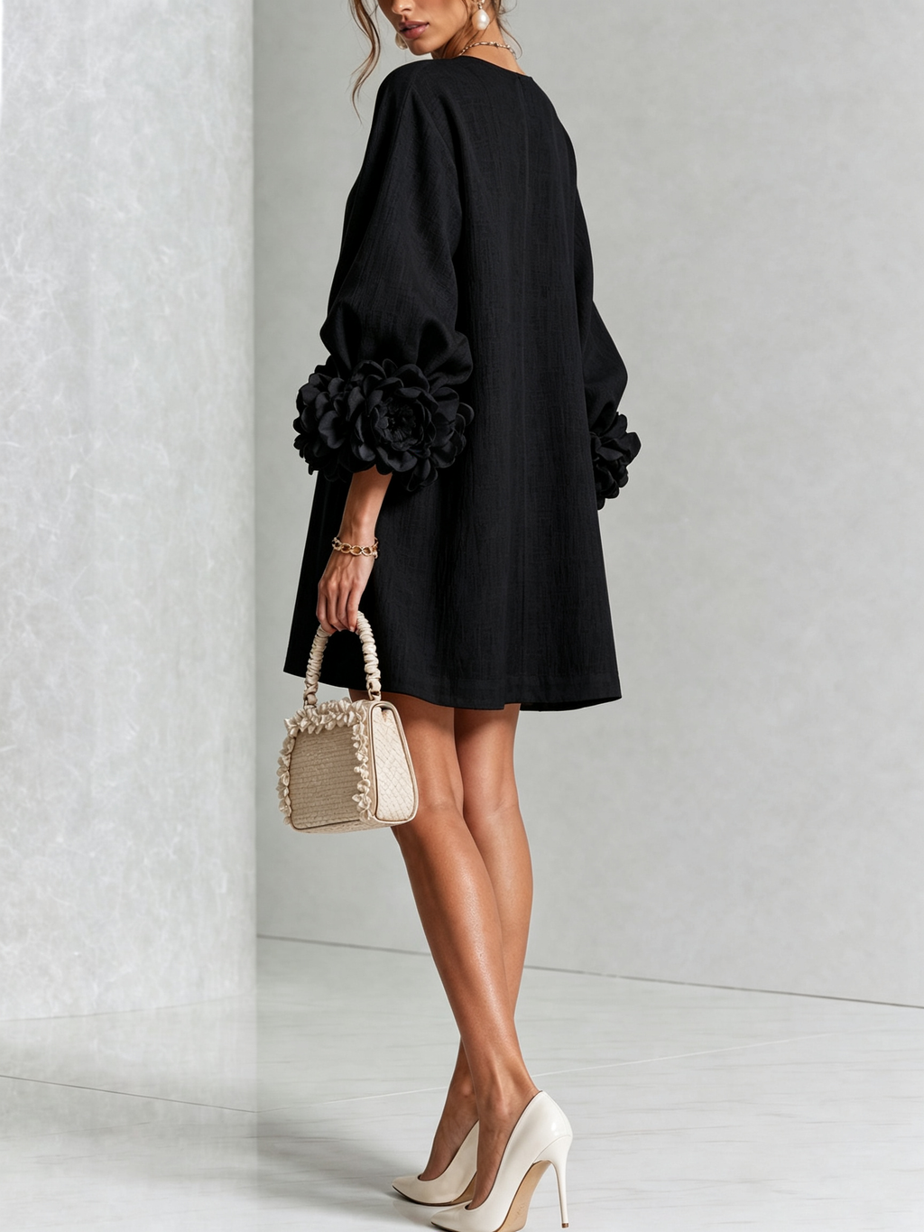 Vestido mini blanco con flores y mangas llamativas
