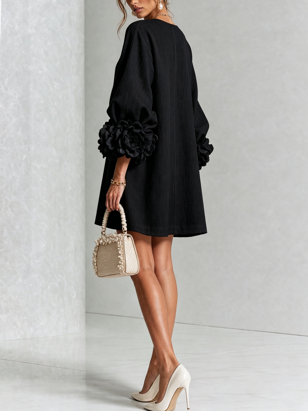 Vestido mini blanco con flores y mangas llamativas