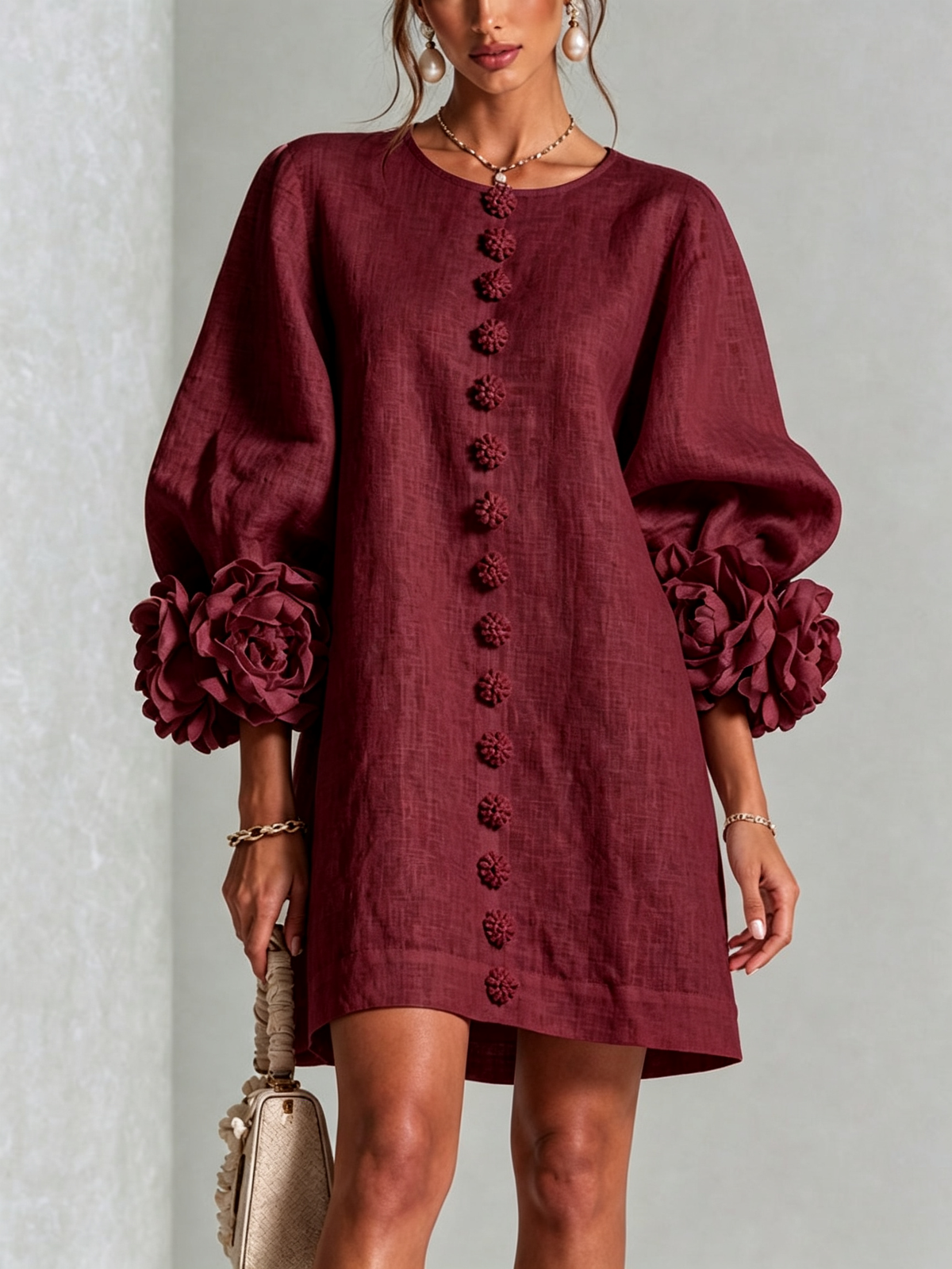 Vestido mini blanco con flores y mangas llamativas