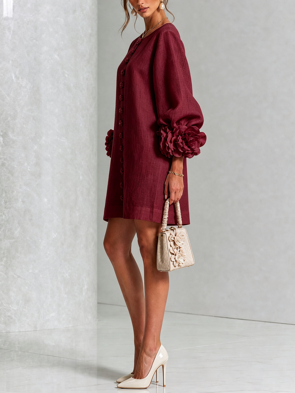 Vestido mini blanco con flores y mangas llamativas