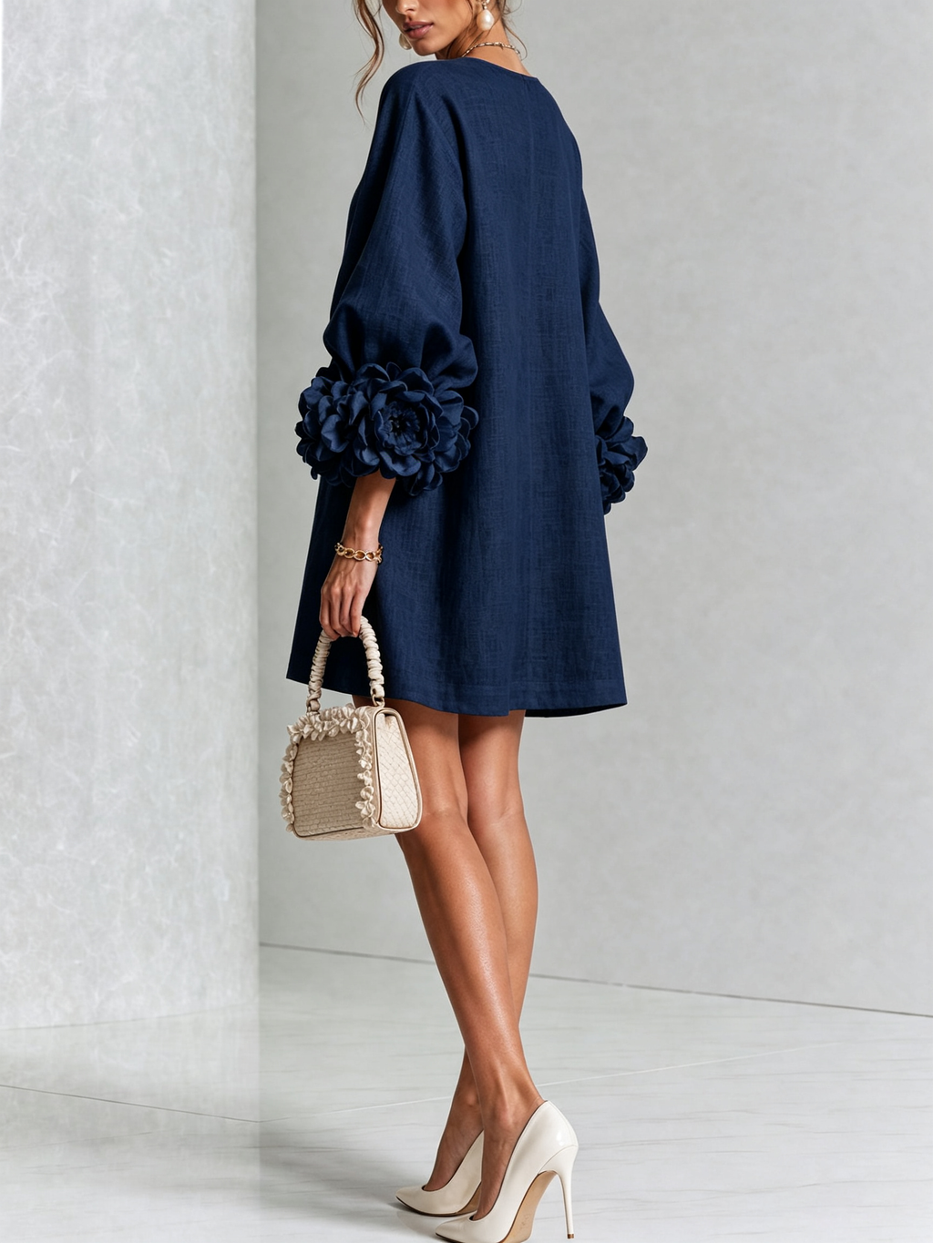 Vestido mini blanco con flores y mangas llamativas