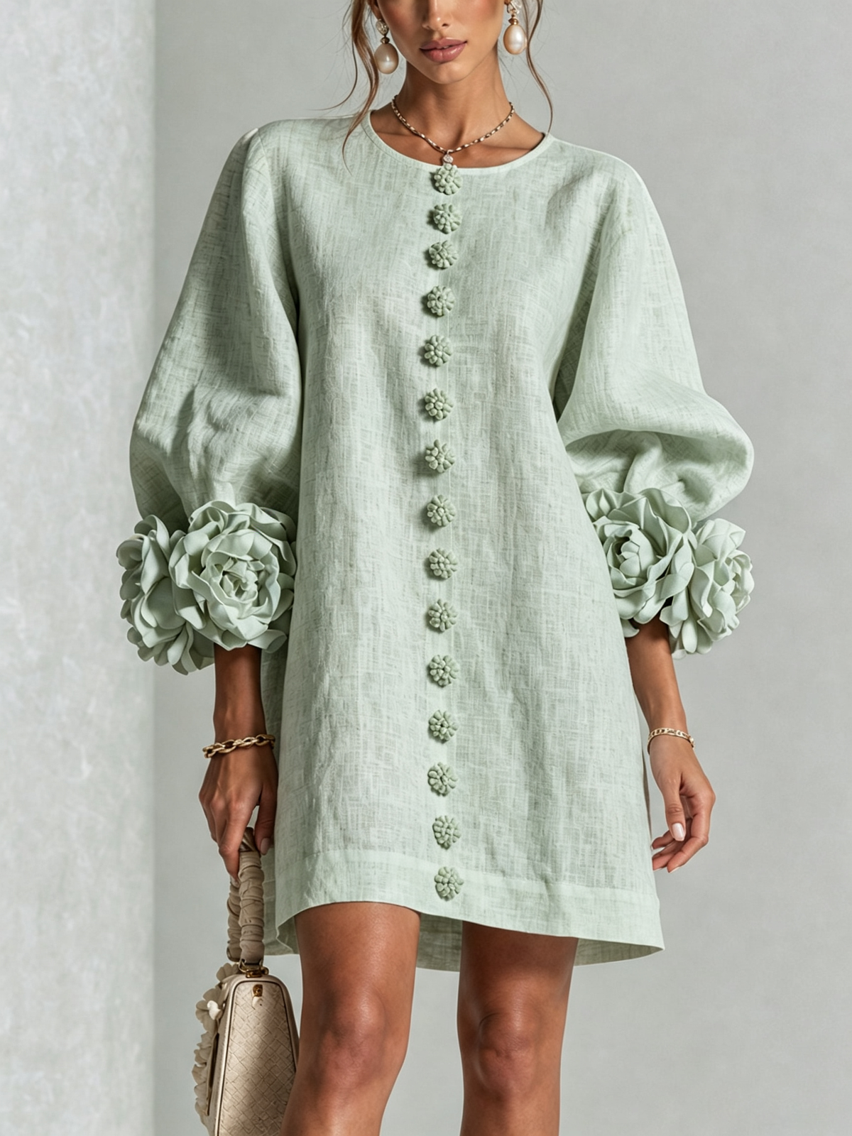 Vestido mini blanco con flores y mangas llamativas