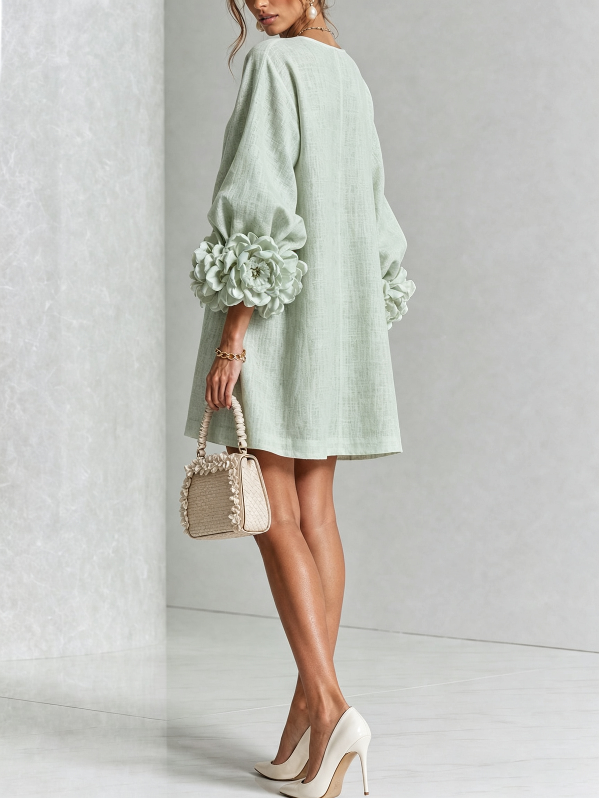 Vestido mini blanco con flores y mangas llamativas