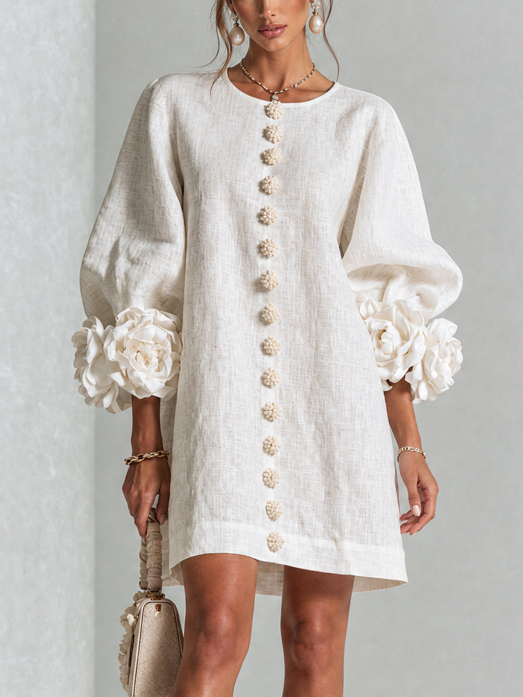 Vestido mini blanco con flores y mangas llamativas