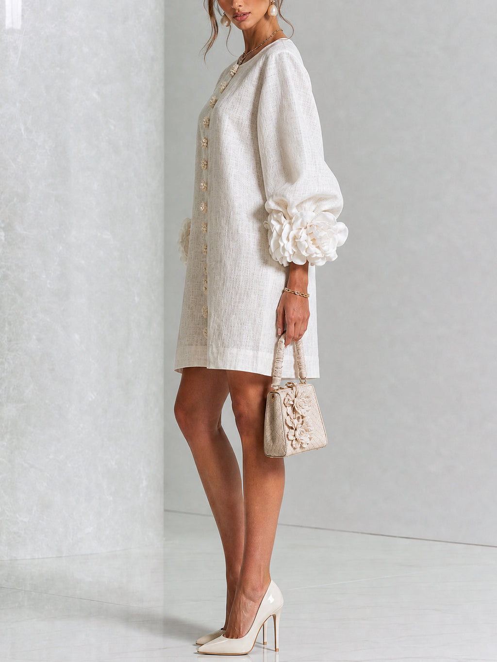 Vestido mini blanco con flores y mangas llamativas