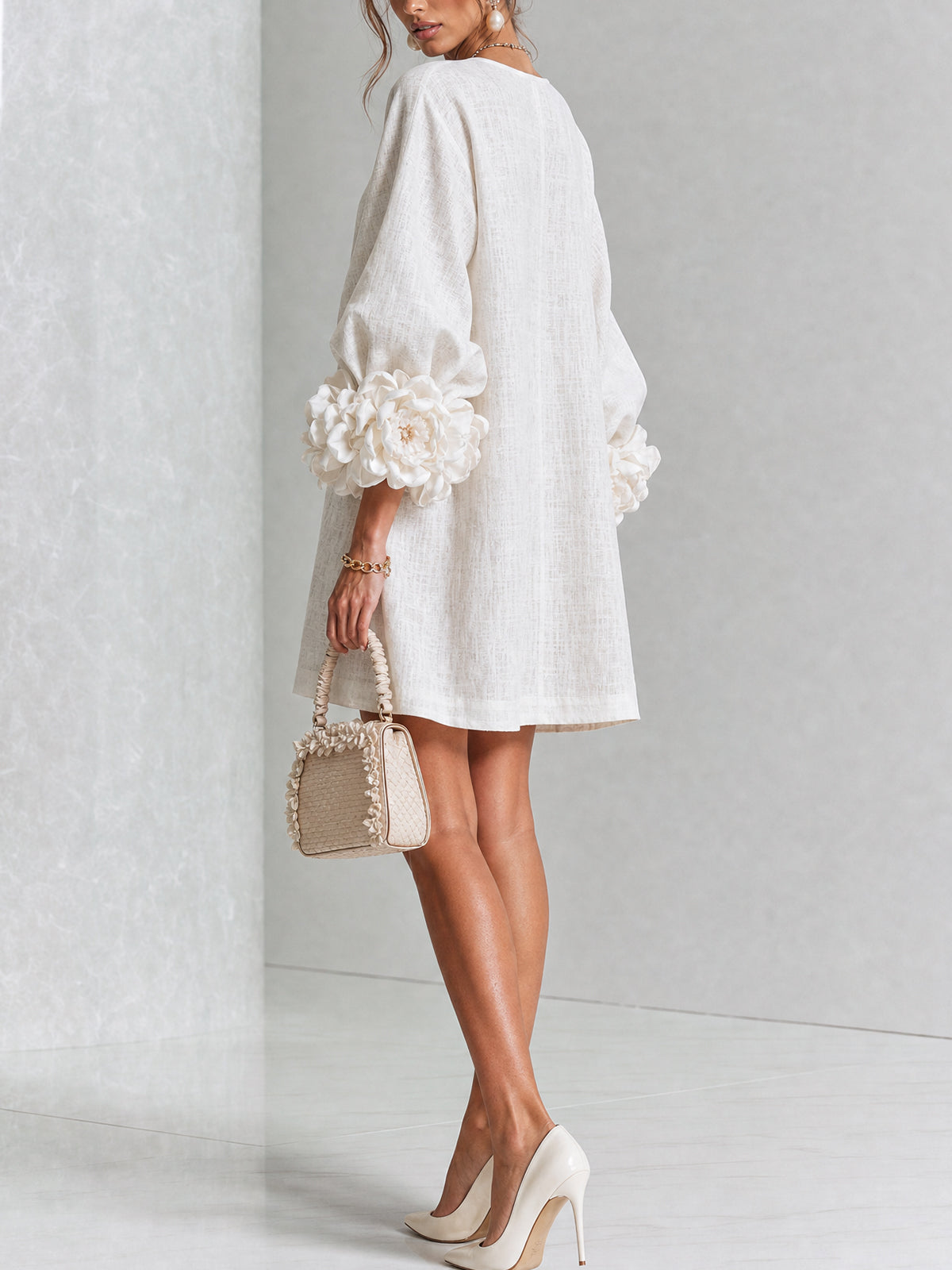 Vestido mini blanco con flores y mangas llamativas