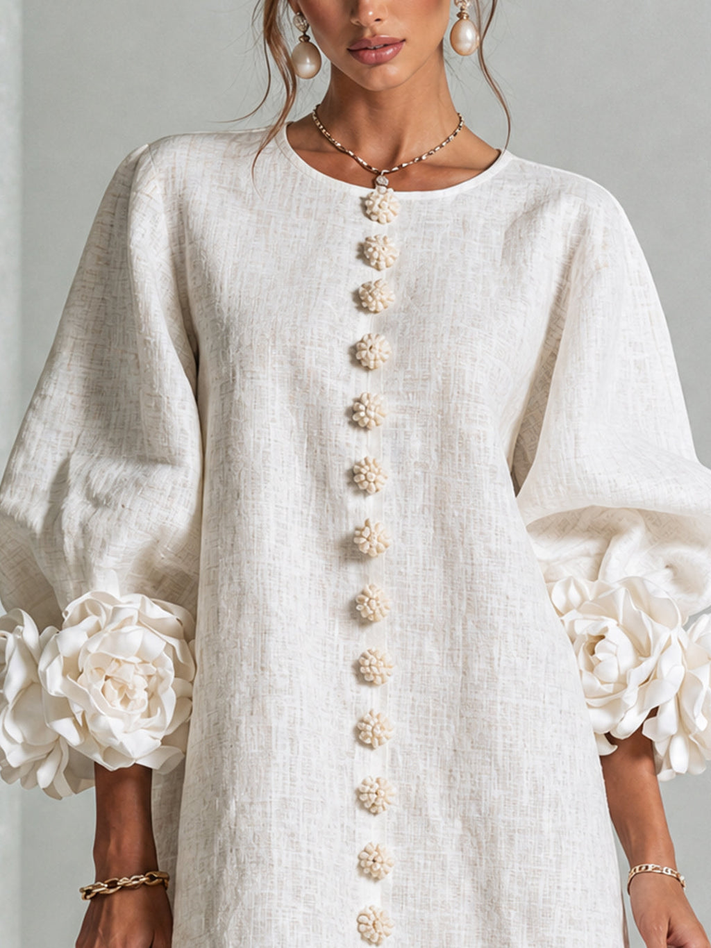 Vestido mini blanco con flores y mangas llamativas