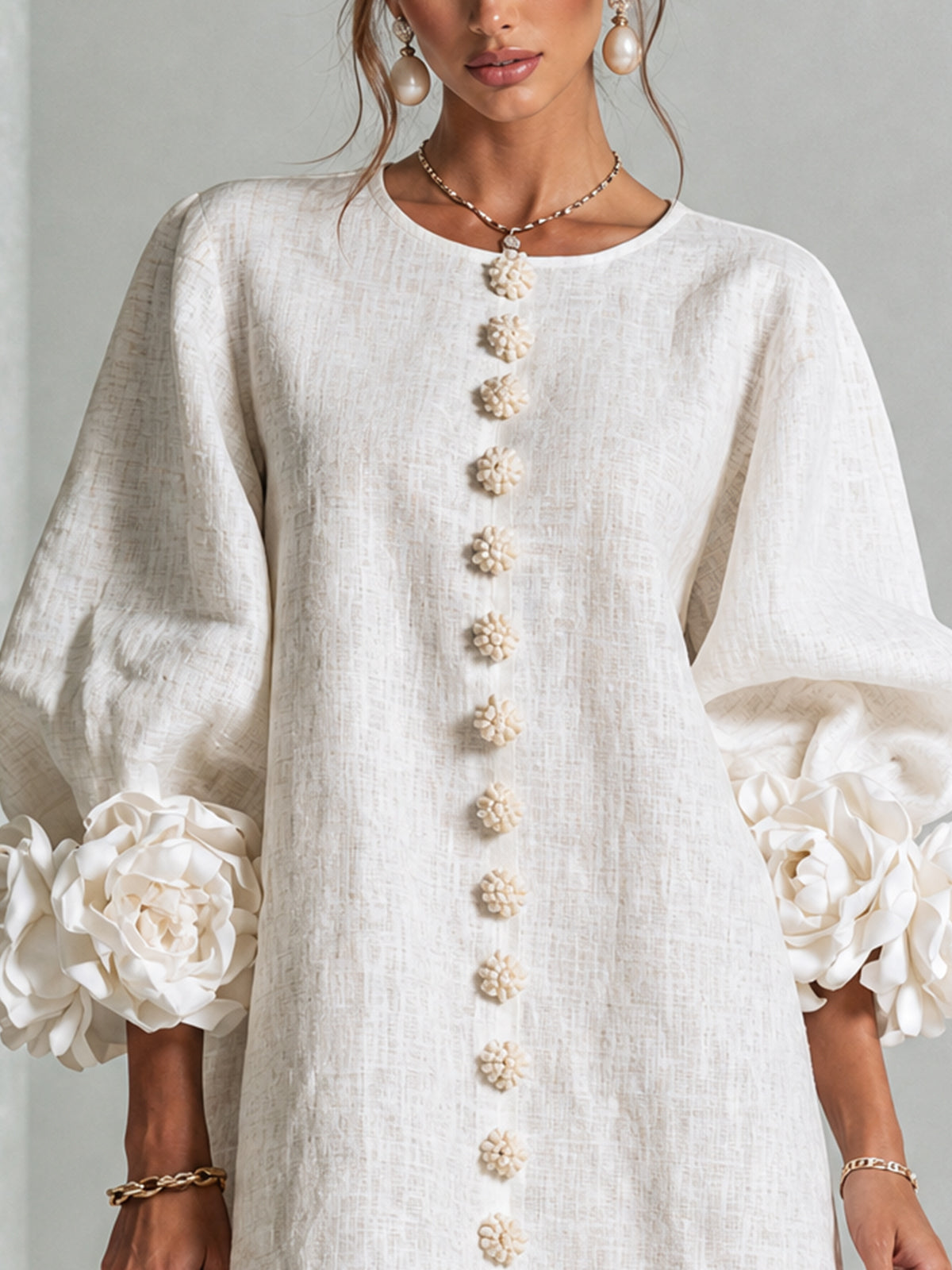 Vestido mini blanco con flores y mangas llamativas