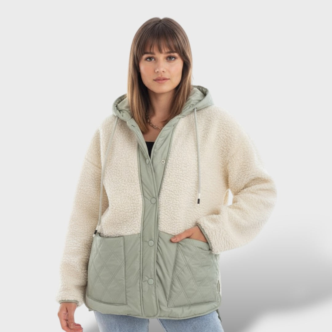Chaqueta polar con capucha y bolsillos