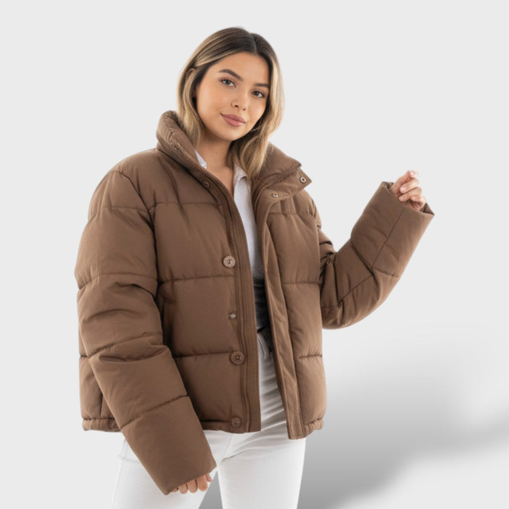 Chaqueta corta acolchada de plumón con cuello alto